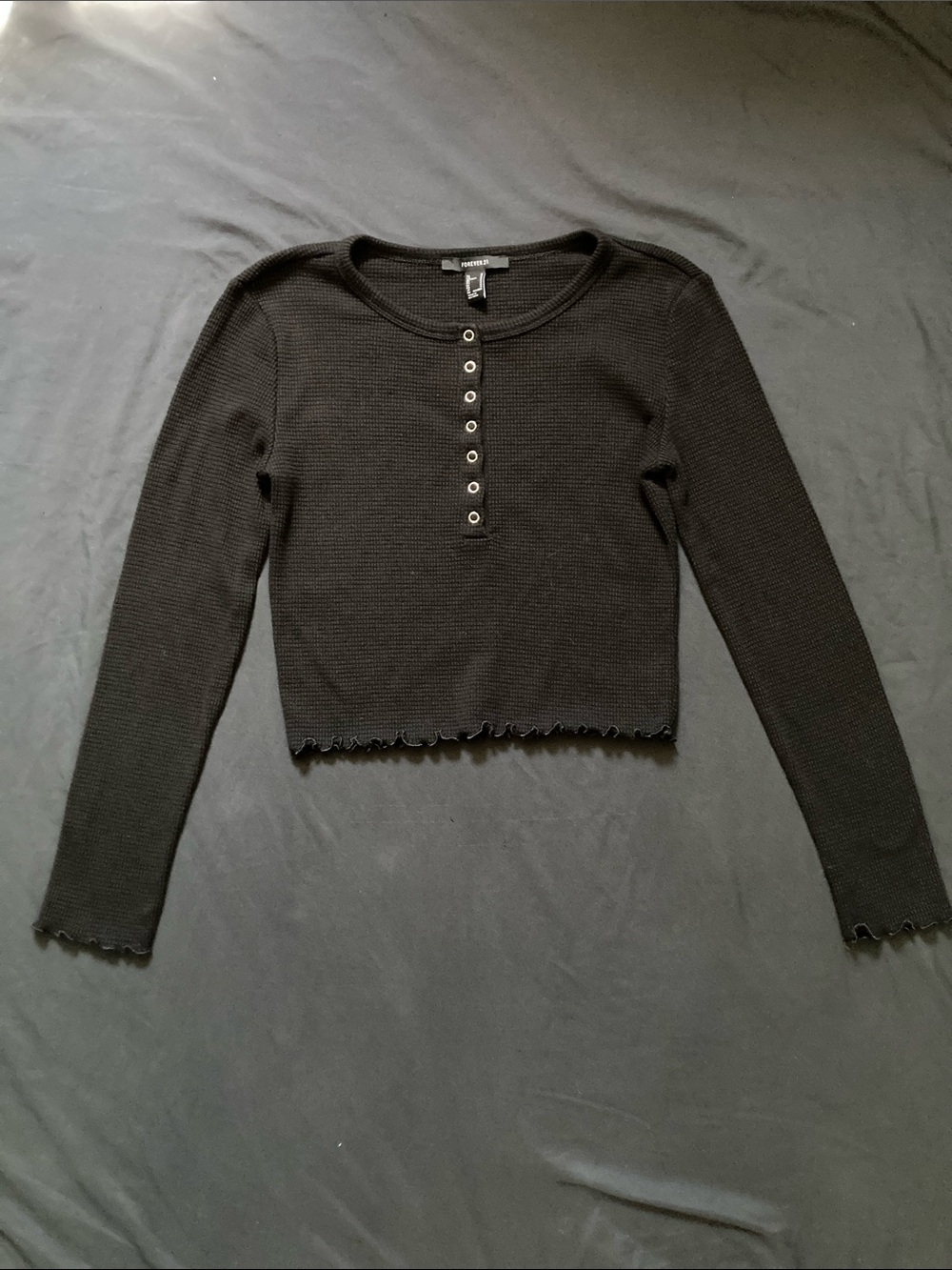 Forever 21 Black Waffle Henley Long-Sleeve Crop Top Ruffle Edge Snap Size Medium
